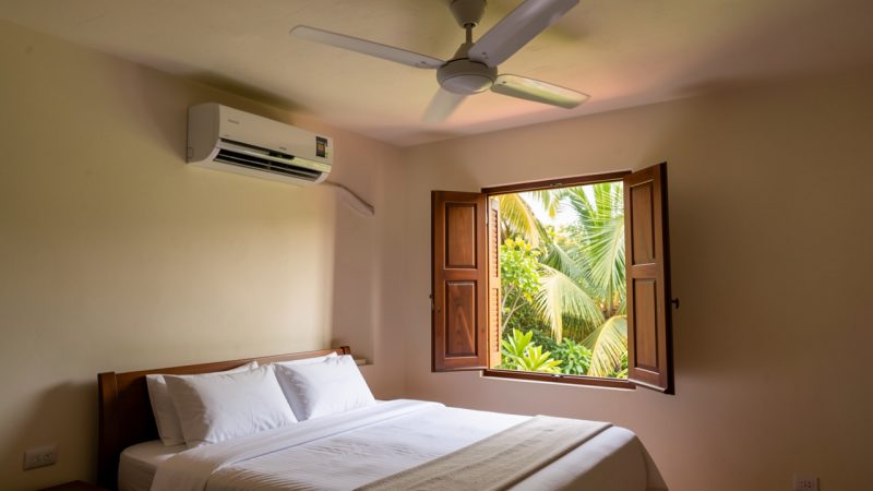 Ventilateur de plafond et climatisation dans une chambre basse en Guadeloupe